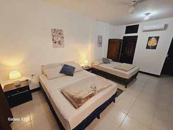 Cuarto principal, baño privado, camas Queem y Full, Aire acondicionado.