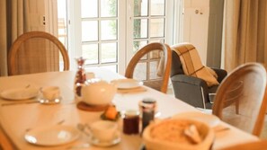 Petit déjeuner composé de spécialités régionales compris tous les jours