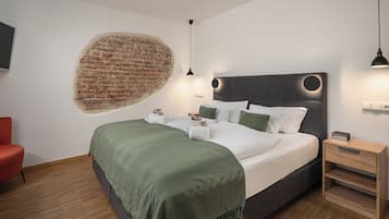 Phòng đôi tiện nghi đơn giản | Bộ đồ giường cao cấp, két bảo mật tại phòng, bàn