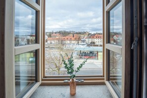 Premium bedding, in-room safe, desk, laptop workspace