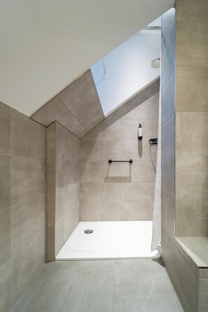 Phòng Suite tiện nghi đơn giản | Phòng tắm | Buồng tắm vòi sen, máy sấy tóc, sàn nhà có sưởi, khăn tắm 