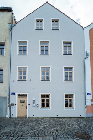 Vista frontal de la propiedad