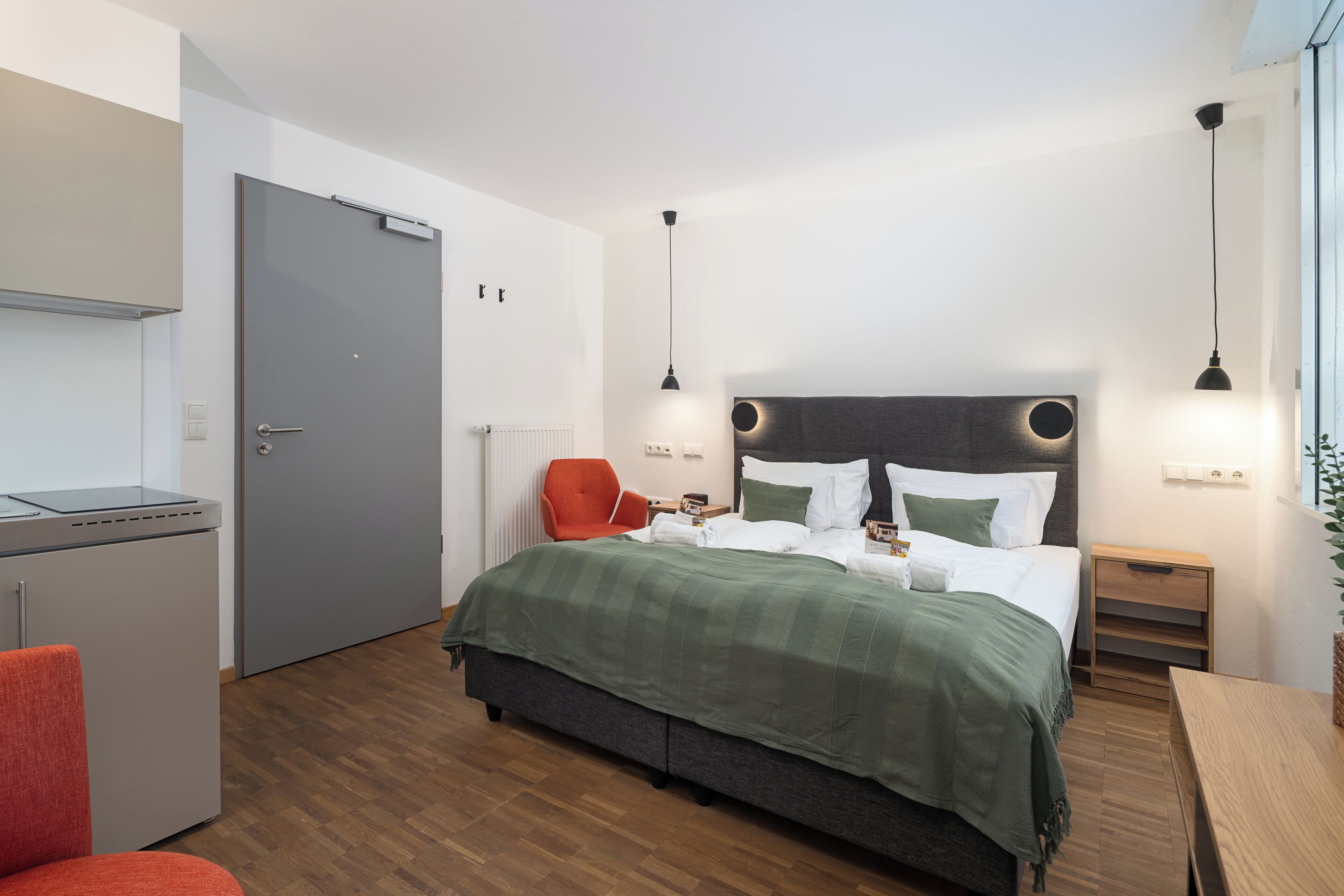 Phòng đôi tiện nghi đơn giản | Bộ đồ giường cao cấp, két bảo mật tại phòng, bàn 