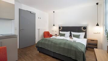 Phòng đôi tiện nghi đơn giản | Bộ đồ giường cao cấp, két bảo mật tại phòng, bàn