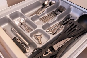 Lemari es kecil, kompor, dan peralatan masak/sendok-piring