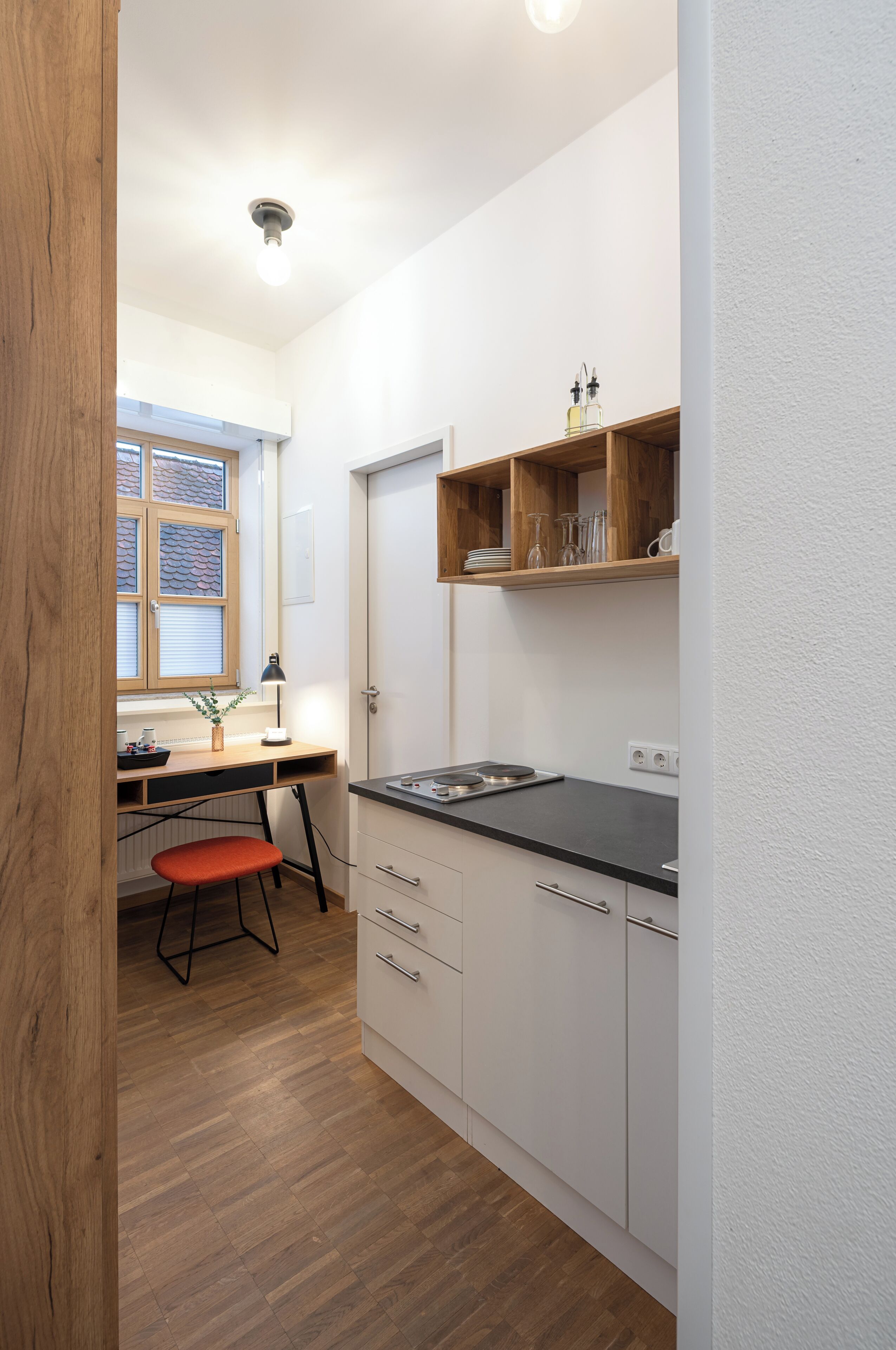 Phòng Suite tiện nghi đơn giản | Bộ đồ giường cao cấp, két bảo mật tại phòng, bàn 