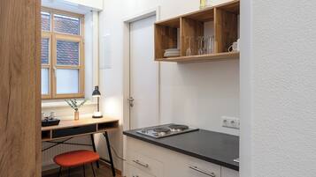 Phòng Suite tiện nghi đơn giản | Bộ đồ giường cao cấp, két bảo mật tại phòng, bàn