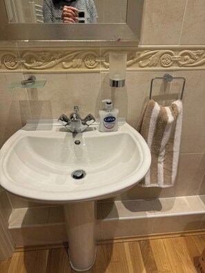 Apartment | Bathroom | Shower, hair dryer, towels, toilet paper - Executive Apartment, Woodford Mill, Witney (Witney)
