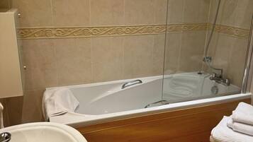 Apartment | Bathroom | Shower, hair dryer, towels, toilet paper