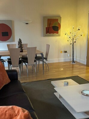 Living area - Executive Apartment, Woodford Mill, Witney (Witney)