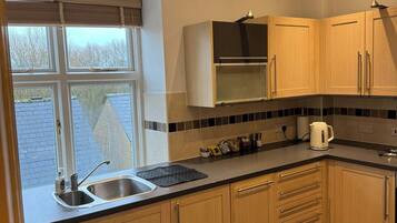 Appartement | Cuisine privée | Réfrigérateur, micro-ondes, four, plaque de cuisson