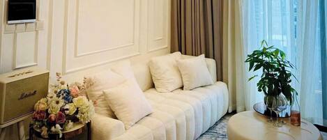 Luxe appartement, uitzicht op de stad | 2 slaapkamers, een bureau, een laptopwerkplek, verduisterende gordijnen