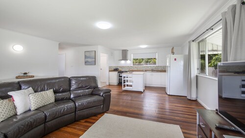 Twin Palms Retreat - large family getaway