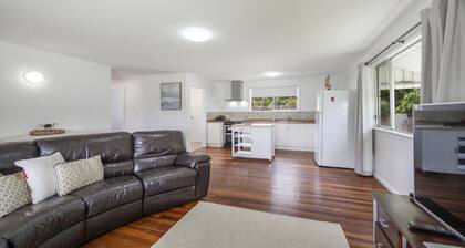 Twin Palms Retreat - large family getaway