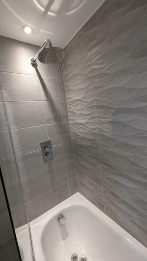 Shower, hair dryer, shampoo - Lovely 1BR Penthouse near MCR Stadiums (Manchester)