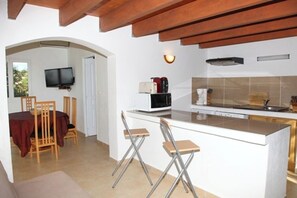 Een koelkast, een microgolfoven, een oven, een kookplaat