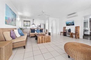 Smart TV - Mango Resort 2 Bedroom 45 Palm Cove (Palm Cove)