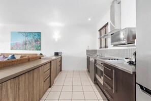 Fridge, microwave, oven, stovetop - Mango Resort 2 Bedroom 45 Palm Cove (Palm Cove)