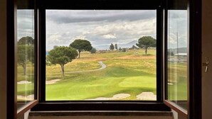 A room with a large window overlooking a golf course. - Par71 - Marco Simone golf club Roma (Marco Simone)