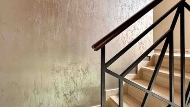 A staircase with a metal railing and wooden steps. - Par71 - Marco Simone golf club Roma (Marco Simone)