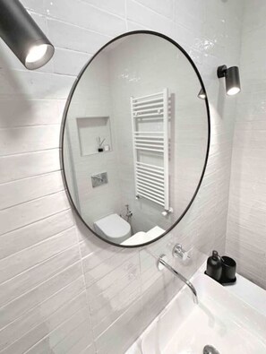 Dusche, kostenlose Toilettenartikel, Haartrockner, Bidet