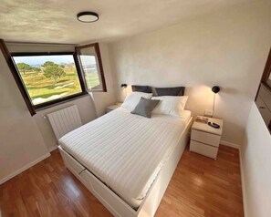 3 camere, una scrivania, ferro/asse da stiro, culla da viaggio