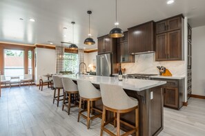 Fridge, microwave, oven, stovetop - Book for Ski Today! Townhouse with Private Hot Tub, Fireplace, and Firepit! (Mammoth Lakes)