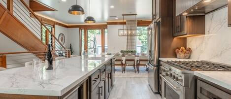 雪櫃、微波爐、焗爐、爐具