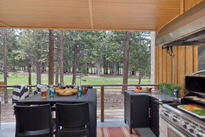 Outdoor dining - Book for Ski Today! Townhouse with Private Hot Tub, Fireplace, and Firepit! (Mammoth Lakes)