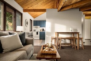 Smart TV, fireplace - Book a Holiday Stay! Lake Access! Fireplace! Community Pool, Hot Tub, and Sauna! (Whitefish)