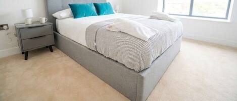2 bedrooms, desk, iron/ironing board, WiFi