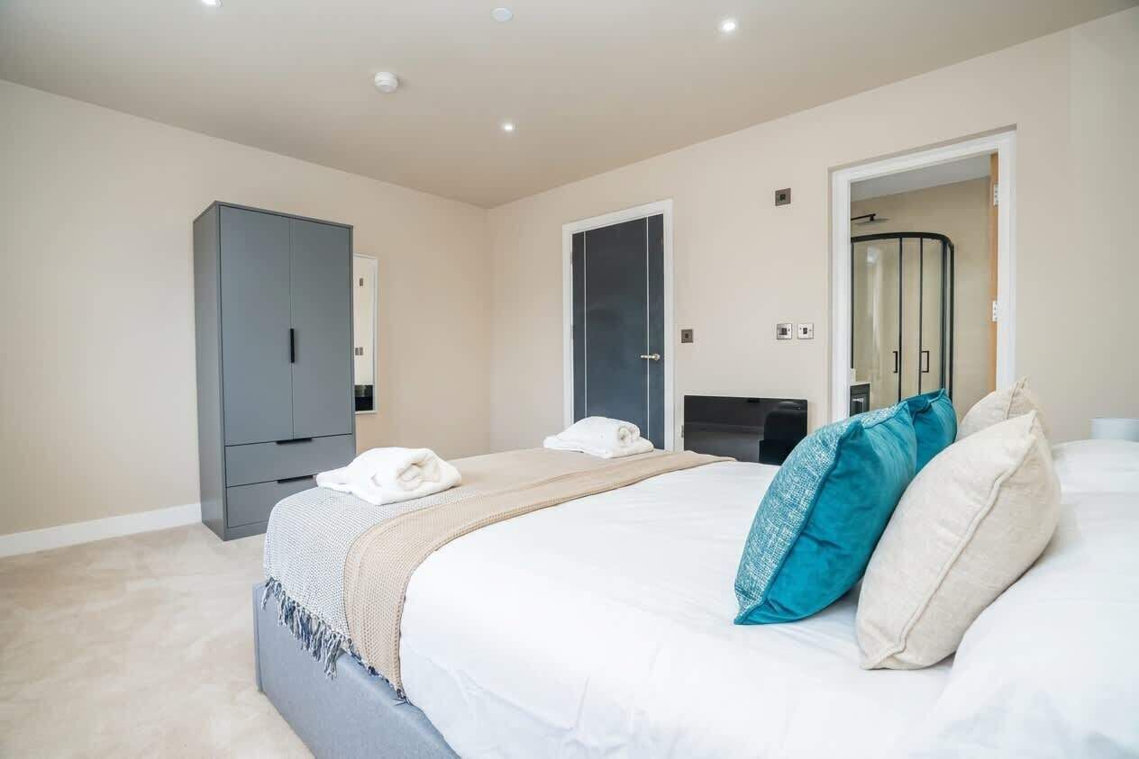 2 bedrooms, desk, iron/ironing board, WiFi