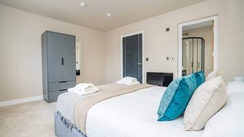 2 bedrooms, desk, iron/ironing board, WiFi