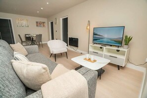 TV, offices - Modern & Spacious 2 Bed Apartment in Birmingham (Birmingham)