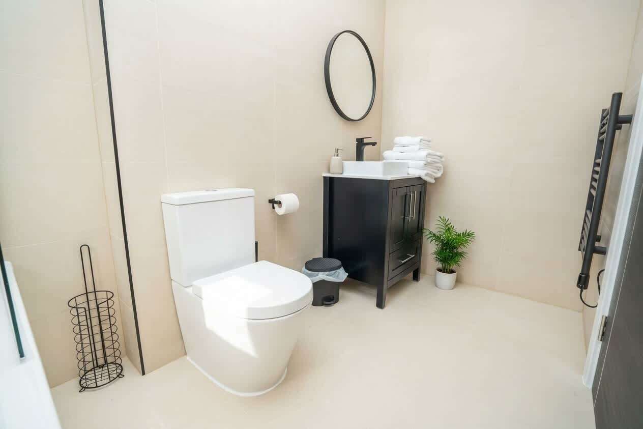 Shower, hair dryer, towels, shampoo