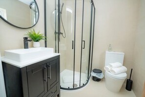 Shower, hair dryer, towels, shampoo - Modern & Spacious 2 Bed Apartment in Birmingham (Birmingham)