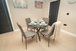 Dining - Modern & Spacious 2 Bed Apartment in Birmingham (Birmingham)