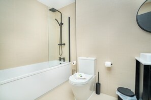 Shower, hair dryer, towels - Spacious & Bright 2 Bed Apartment in Birmingham (Birmingham)