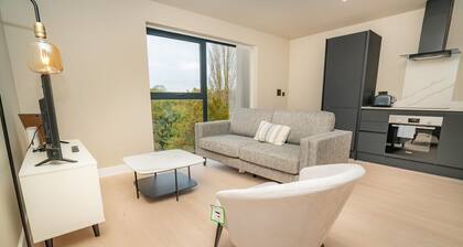 Spacious & Bright 2 Bed Apartment in Birmingham