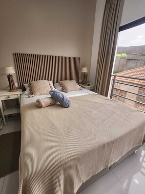 3 soverom, safe på rommet, strykejern/-brett og reiseseng for barn