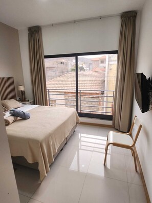 3 bedrooms, in-room safe, iron/ironing board, travel cot - Boa Mindelo Beach Apartment 5 minute walk to the beach (Mindelo)