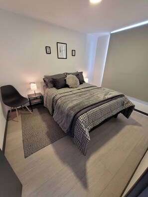 1 habitación, tabla de planchar con plancha, wifi y ropa de cama