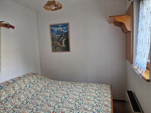1 chambre, fer et planche à repasser