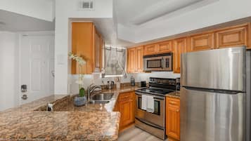 Geladeira, micro-ondas, fogão, cooktop