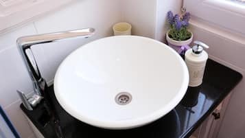 City-Zimmer, Stadtblick | Badezimmer | Haartrockner, Handtücher, Toilettenpapier