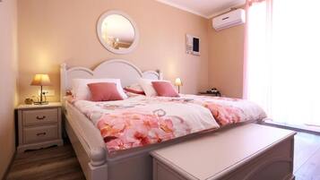 Romantische kamer, balkon, uitzicht op de binnenplaats | Geluiddichte muren, gratis wifi