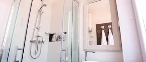 Habitación urbana, vista a la ciudad | Baño | Secadora de cabello, toallas, papel de baño