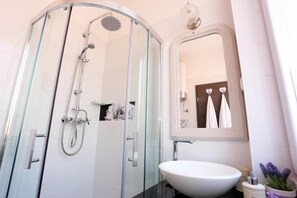 Habitación City, vistas a la ciudad | Baño | Secador de pelo, toallas y papel higiénico