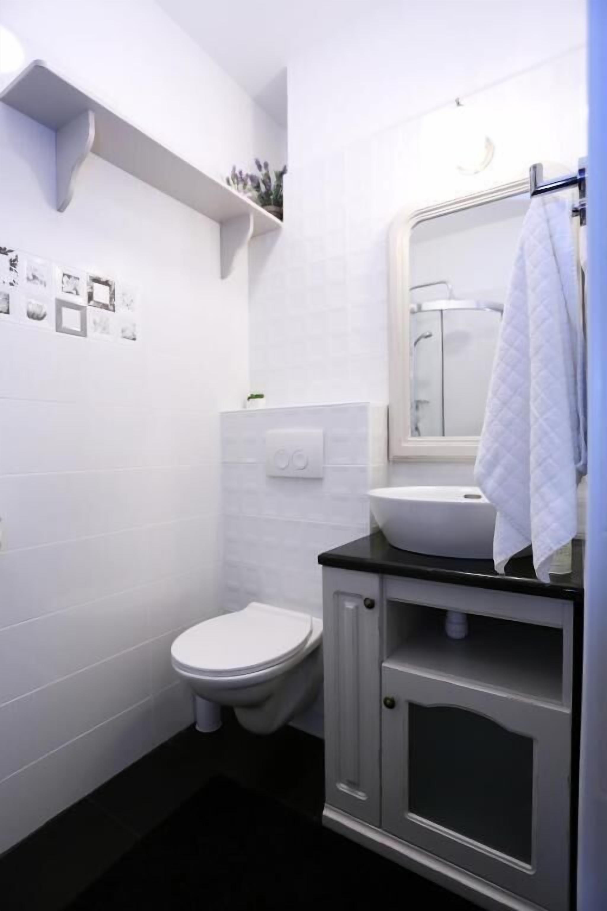 Habitació romàntica, balcó, vistes al pati | Bany | Assecador de cabells, tovalloles i paper higiènic 