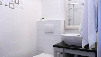 Romantische kamer, balkon, uitzicht op de binnenplaats | Badkamer | Een haardroger, handdoeken, toiletpapier